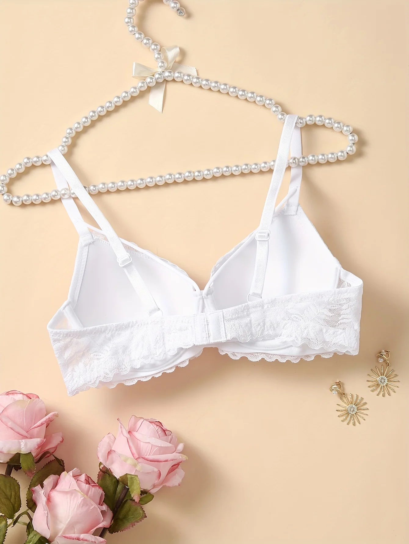 Contrasting lace push-up bras, comfortable and breathable cut-out bras, women's underwear
